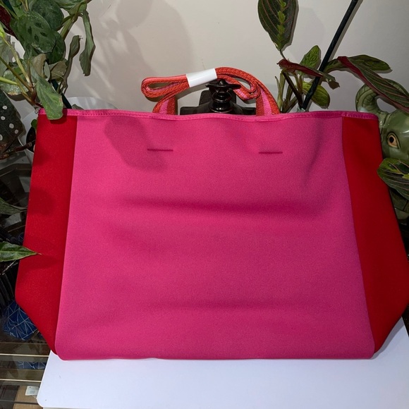 SUMMERSALT Beach Tote Bag in Habiscus & Lava - Picture 11 of 12